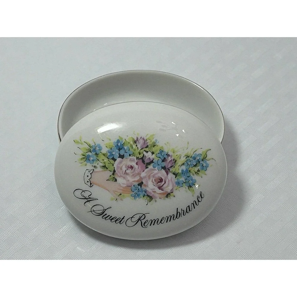 Sweet‎ Remembrance Ceramic Trinket Box Dish Avon Valentines Day 1982 Vintage